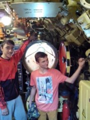 Przygotowania do załadunku torpedy na łodzi podwodnej :)